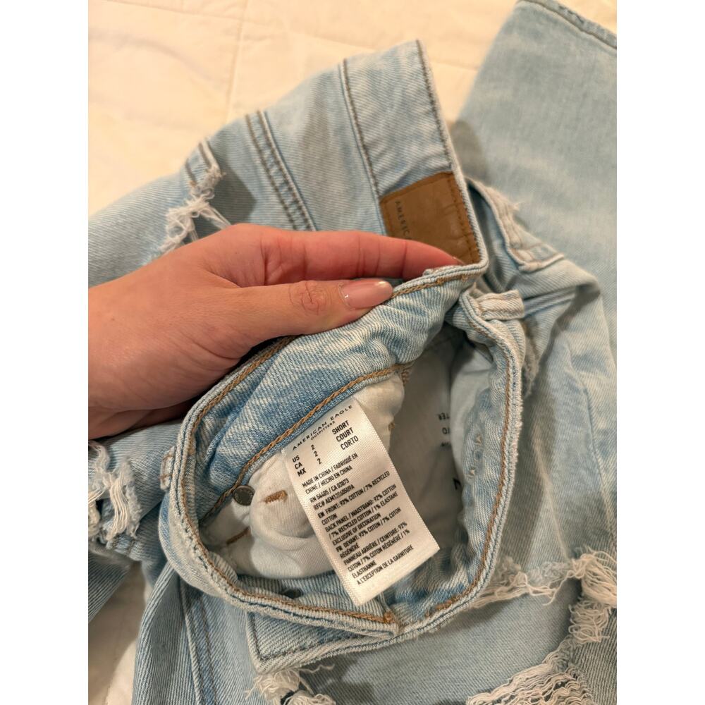 American Eagle Mom Jeans – Light Wash Ripped – Size 2 Short (STRIGID) - Picture 7 of 8